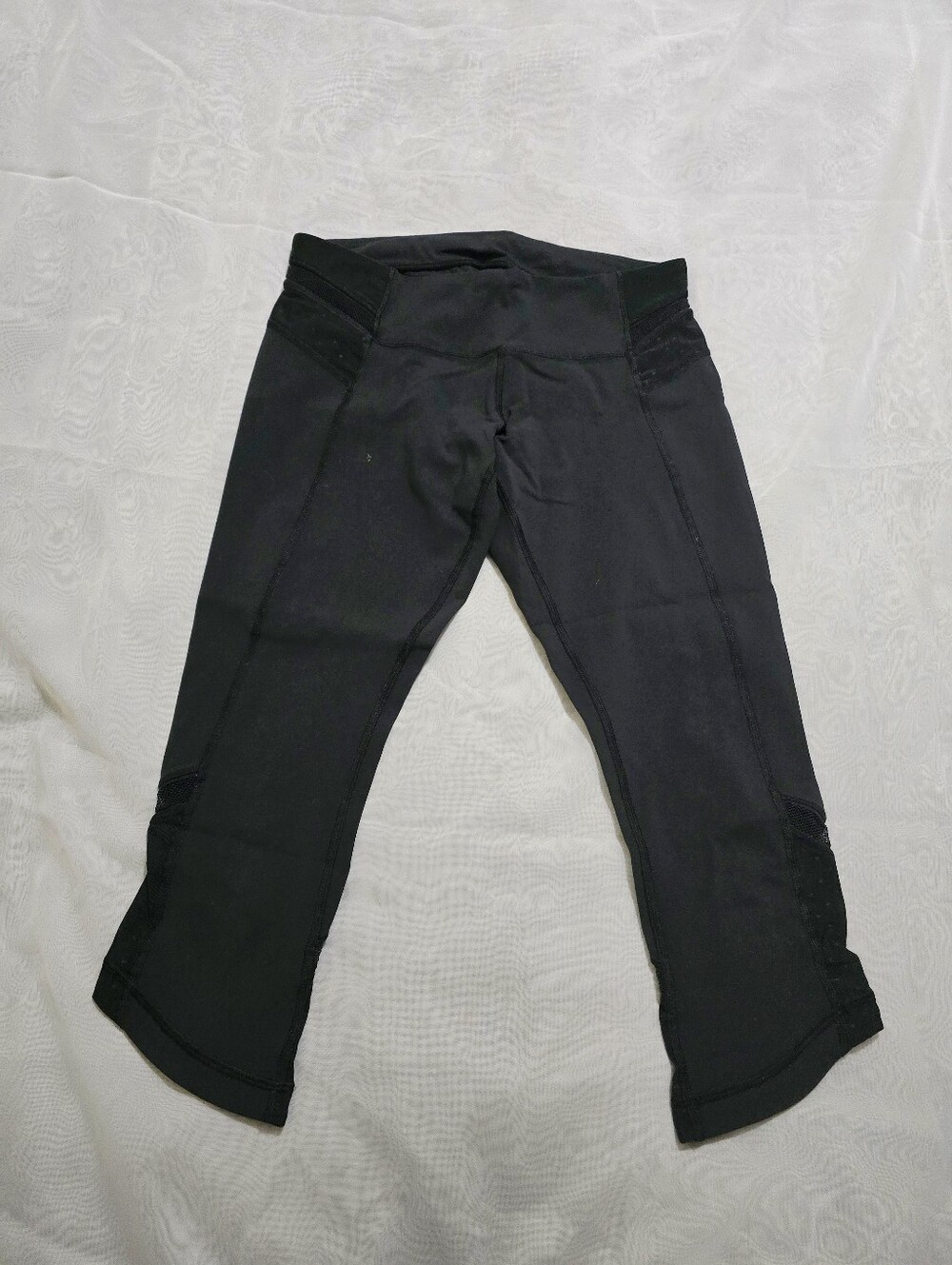 Lululemon Athletica Black Mid-Rise Lace Calf Cropped Athletic Yoga Leggings